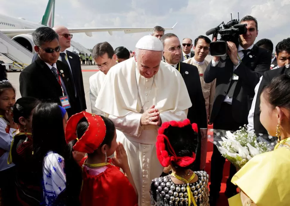 LLEGADA. El jefe de la Iglesia católica recibió una cálida bienvenida en el aeropuerto de Yangon, capital de Myanmar, donde comenzó su gira.  Reuters