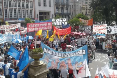 Multitudinaria manifestación contra la reforma laboral en la plaza Independencia