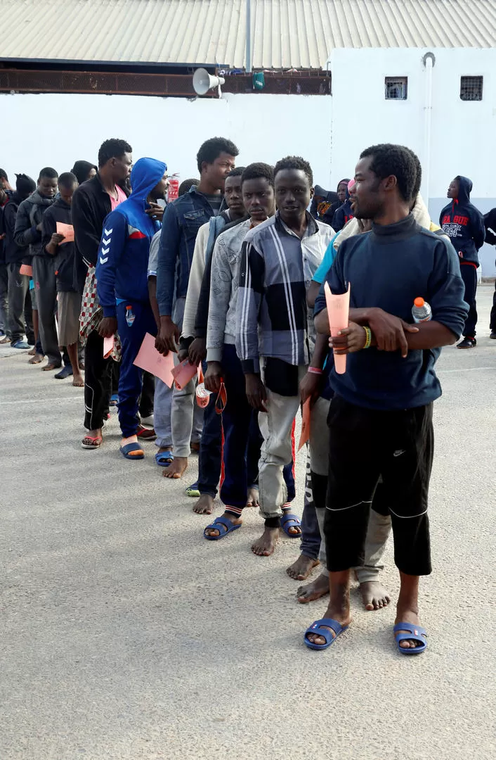 ATRAPADOS. Los migrantes llegan de a miles a Libia, con la esperanza de alcanzar las costas europeas.  reuters 