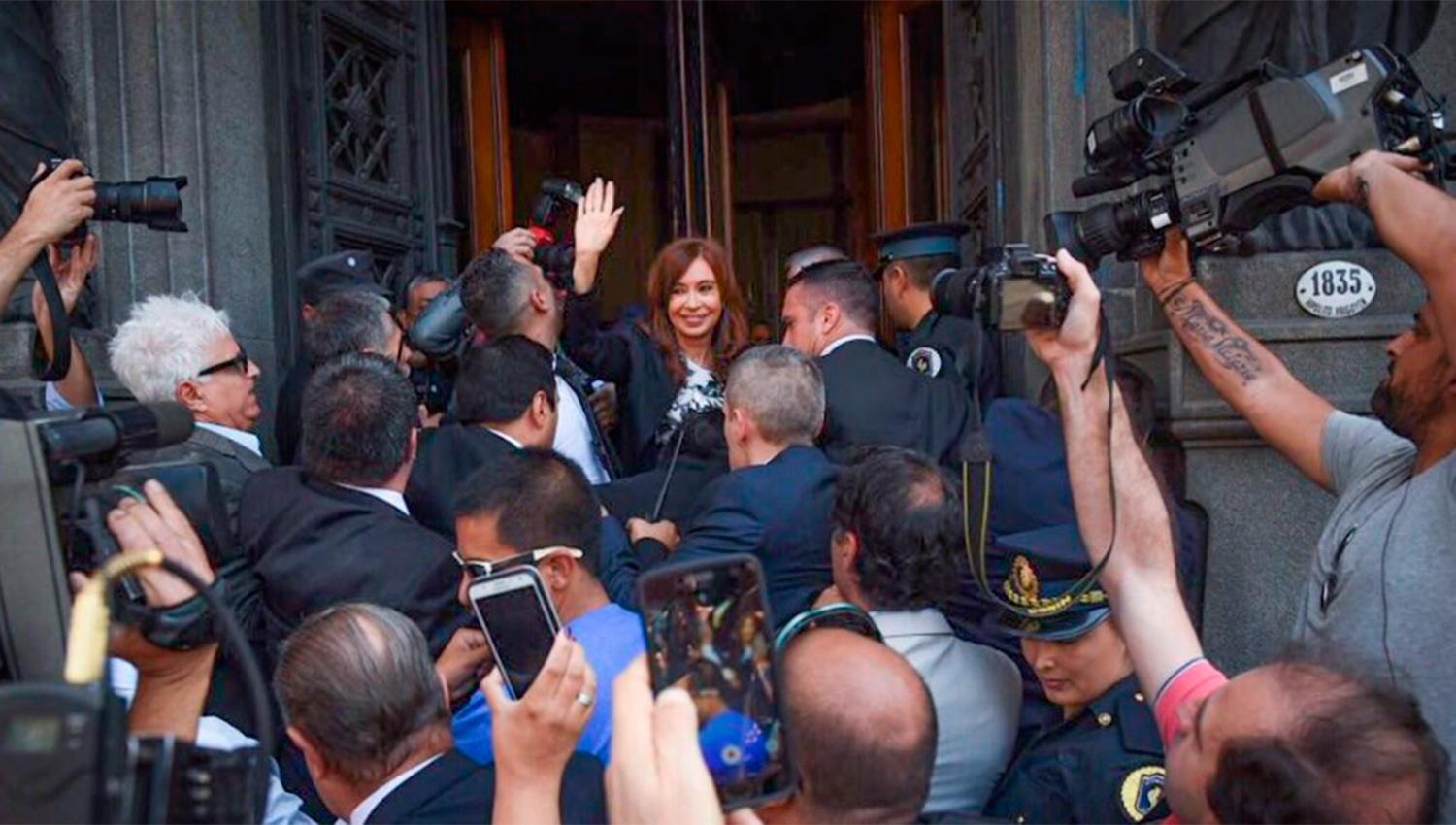 EN EL CONGRESO. El momento en el que Cristina llegaba al Senado ayer para jurar como parlamentaria. ARCHIVO