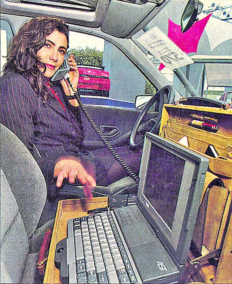 OFICINA MÓVIL. En 1993  el celular servía sólo para hacer y recibir llamadas y comunicar a la computadora. 