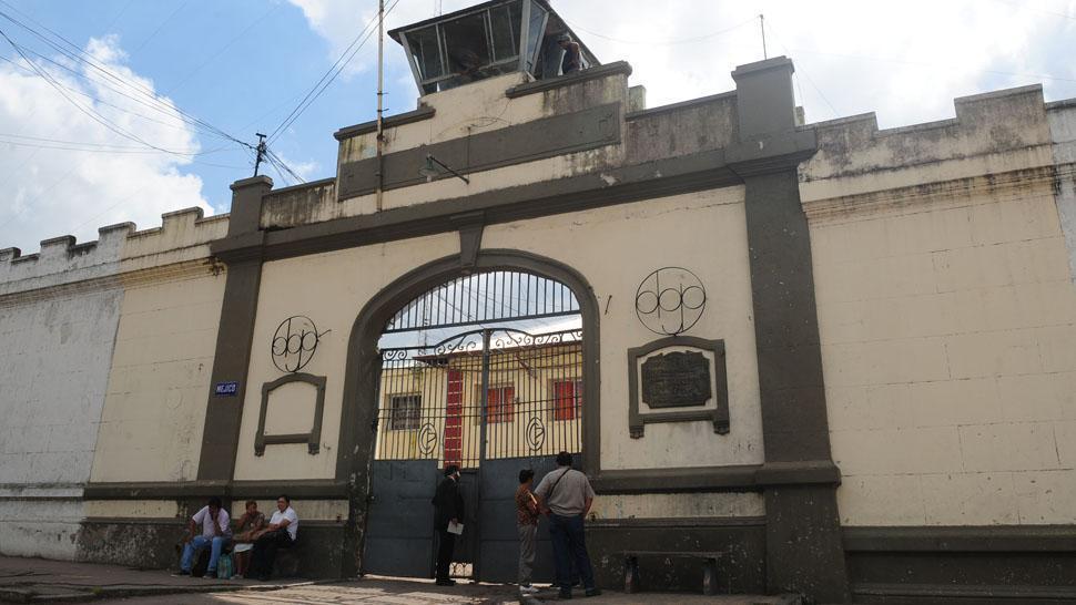 Una pelea por drogas en la cárcel dejó cuatro heridos