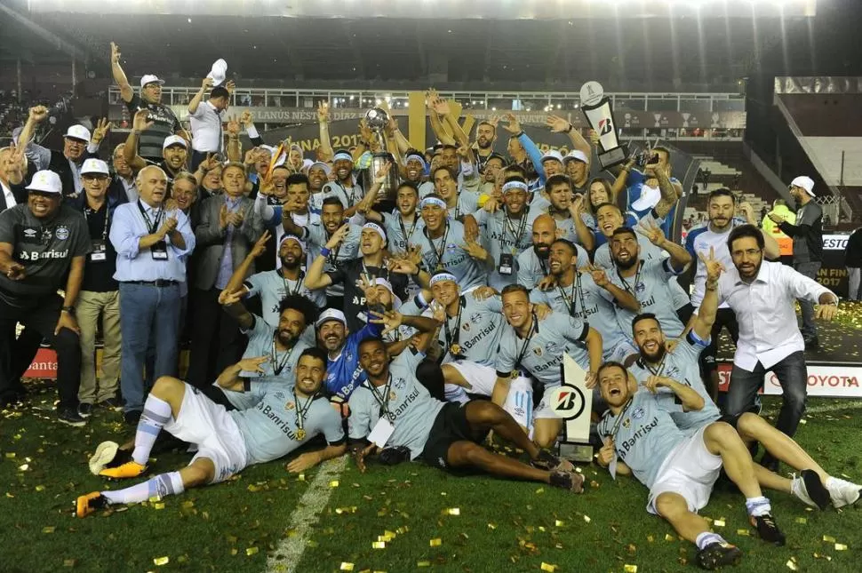 ¡CAMPEONES! Los futbolistas de Gremio celebran tras recibir la Copa Libertadores, trofeo que el club ya ganó tres veces. telam