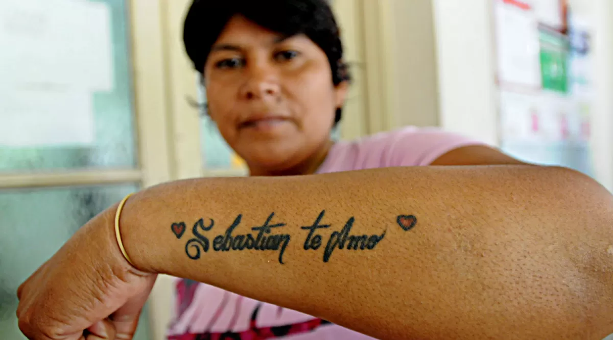 AMOR INCONDICIONAL. Silvia se tatuó el nombre de su pareja. LA GACETA / FRANCO VERA
