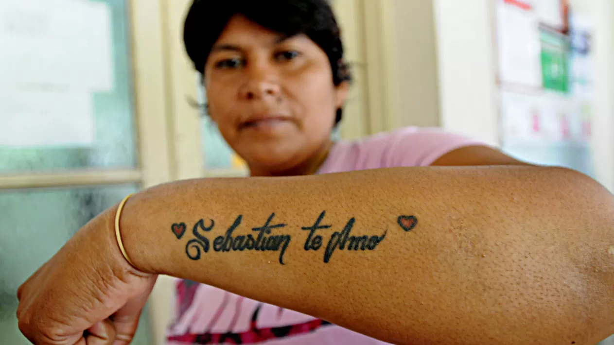 AMOR INCONDICIONAL. Silvia se tatuó el nombre de su pareja. LA GACETA / FRANCO VERA
