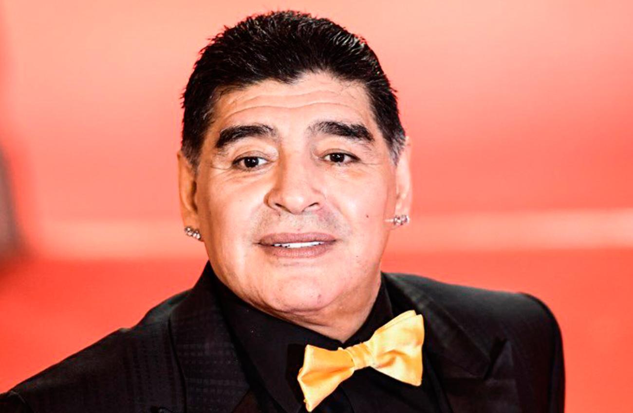 PRESENTE. Maradona participó del sorteo y le metió presión a Sampaoli. (FIFA.COM)