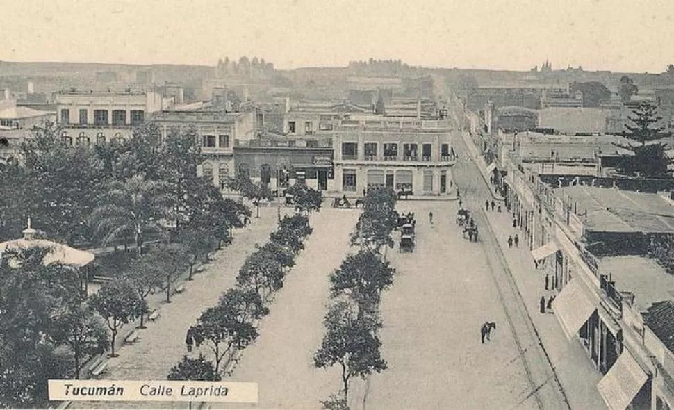 SAN MARTÍN Y LAPRIDA. La intersección y un sector de la plaza Independencia, en una tarjeta postal de 1910. 