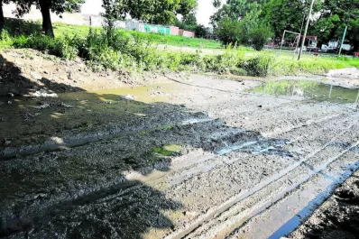Una calle de Villa Urquiza se convirtió en lodazal por las aguas servidas
