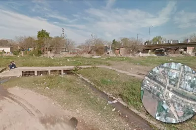 Buscan a un motociclista que fue arrastrado por la correntada del canal norte