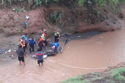 Hallaron la moto del hombre que fue arrastrado por la correntada del canal norte