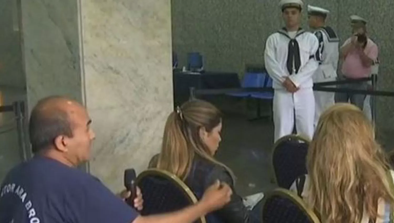 PRESENTE. Luis Antonio Niz, padre de uno de los tripulantes, estuvo en la conferencia de prensa de la Armada. (CAPTURA)