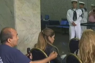 El padre de uno de los tripulantes del submarino increpó al vocero de la Armada durante la conferencia de prensa