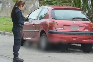 Manejó ebrio, arrastró a un hombre diez cuadras y estacionó con el cadáver en el chasis del auto