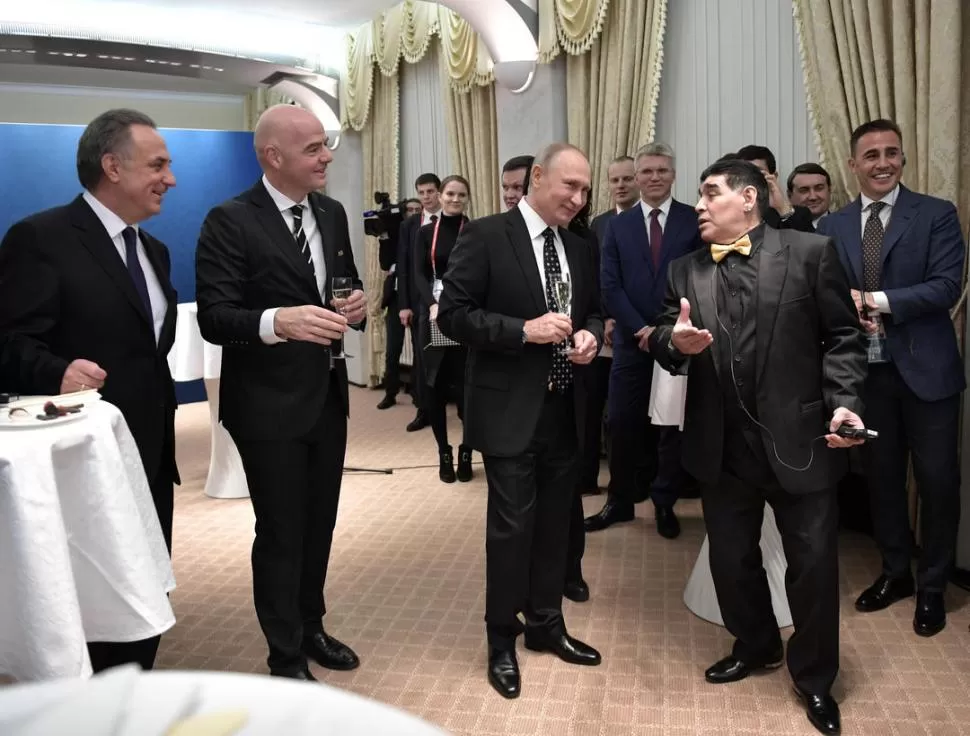 DOS POTENCIAS. El mandamás ruso, Vladimir Putin, festejó junto a Diego Maradona; motivos le sobran: ya tiene “su” Mundial. Reuters