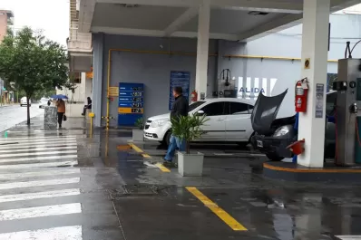 Volvió a subir la nafta y no descartan nuevos aumentos: cuánto cuesta llenar el tanque en Tucumán