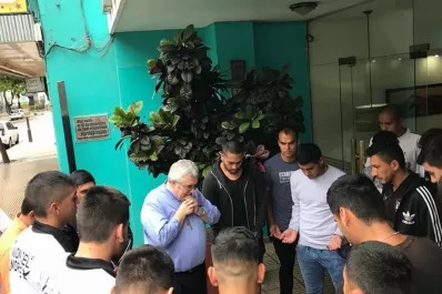 Video: el arzobispo Carlos Sánchez rezó con el plantel de Unión del Norte antes de la final