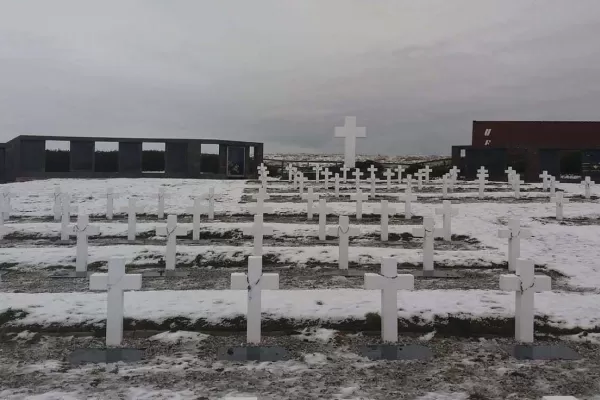 Cartas, documentos y llaveros para evocar a los combatientes de Malvinas