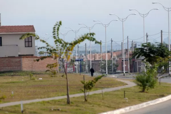 Cuestionan la adjudicación de viviendas a la Uocra en Lomas