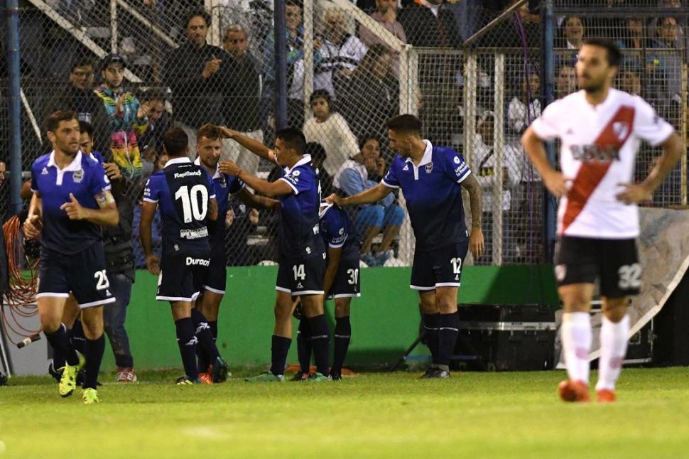 EL PRIMERO. Colazo, ex Boca, se fue hasta el alambrado para festejar el 1-0 con el que Gimnasia le ganaba a River. telam