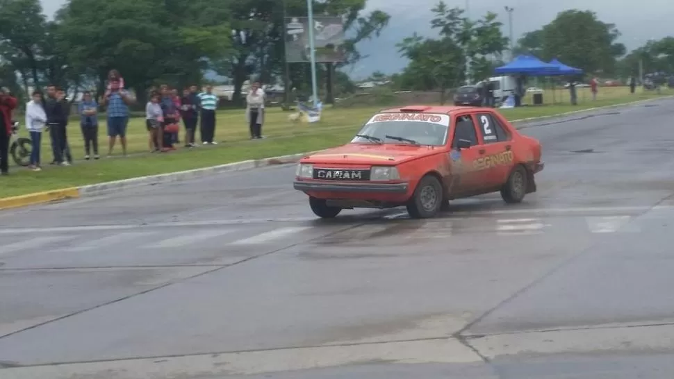 EN EL ASFALTO. El Renault 18 de Reginato se lució sobre el asfalto húmedo del súper especial por el barrio Lomas de Tafí.  