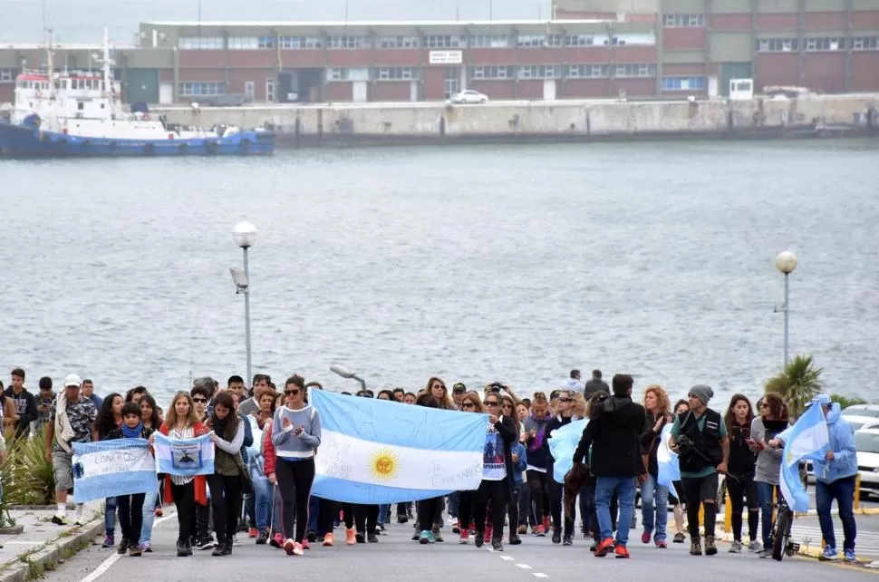 DOLORIDOS. Familiares y amigos de los marinos marcharon desde la Base Naval, cruzaron el centro de Mar del Plata y llegaron hasta la Catedral. reuters