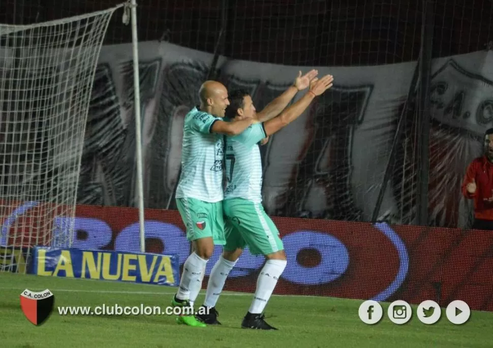FESTEJO. Ledesma celebra su gol ante Tigre, la última victoria de Colón, de local. prensa colon de santa fe