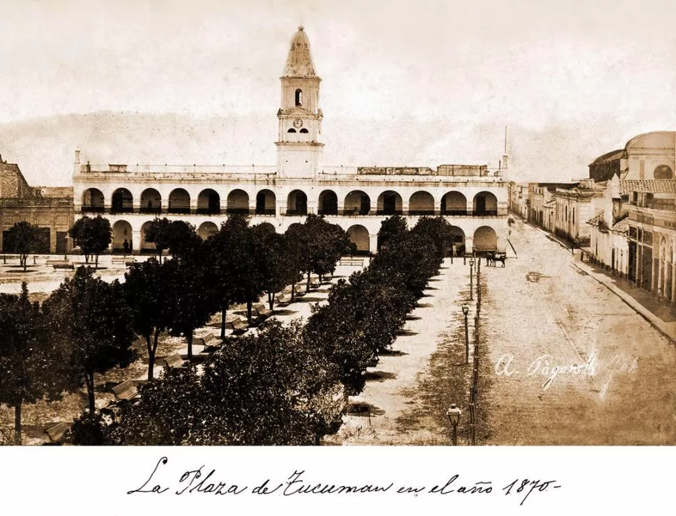 ANTIGUA PLAZA INDEPENDENCIA. En esta foto de Ángel Paganelli, tomada hacia 1870, se ve el Cabildo, desde cuya torre tendió una soga el acróbata Alday. 