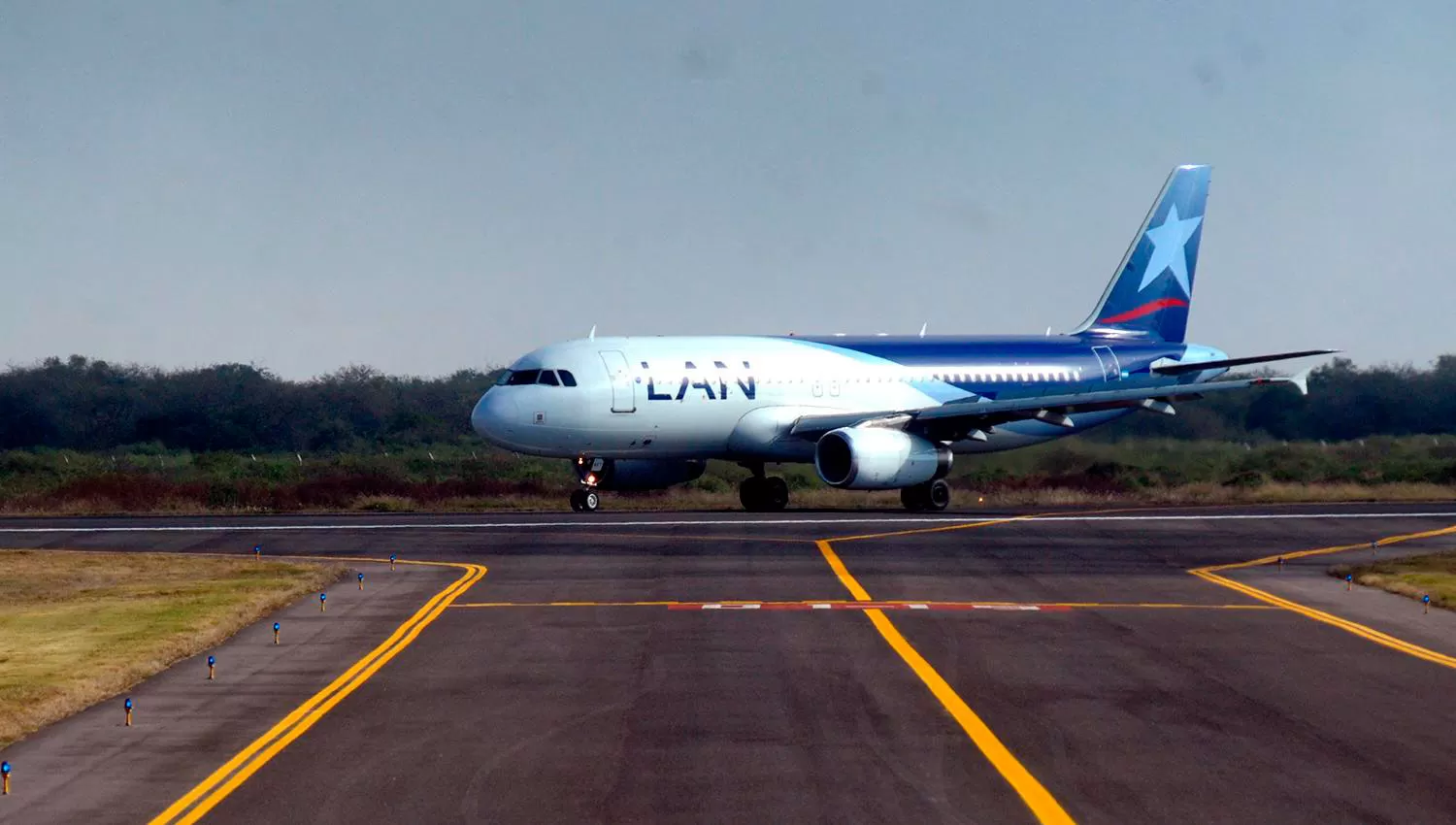 BENJAMÍN MATIENZO. Desde la nueva pista del aeropuerto tucumano partirán los vuelos de Latam. FOTO LA GACETA/ARCHIVO