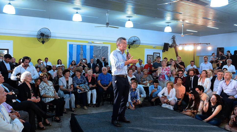 CON JUBILADOS. El presidente Macri asistió este año a reuniones con miembros de la clase pasiva, a quienes les aseguró que respetaría sus derechos.  DyN (archivo)