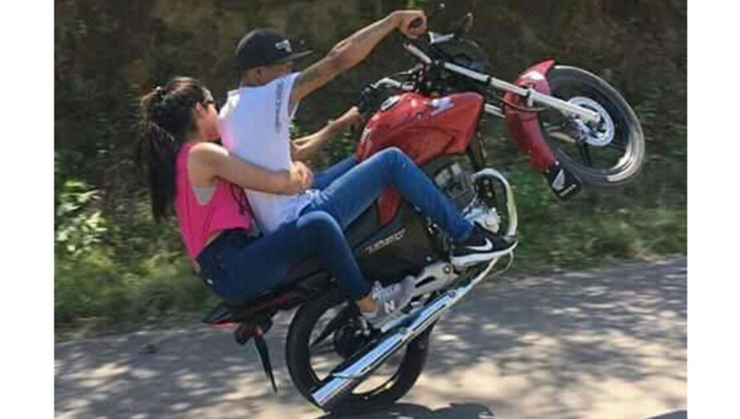 Stunt, una práctica arriesgada que atrapa a los motociclistas tucumanos y preocupa a la Policía