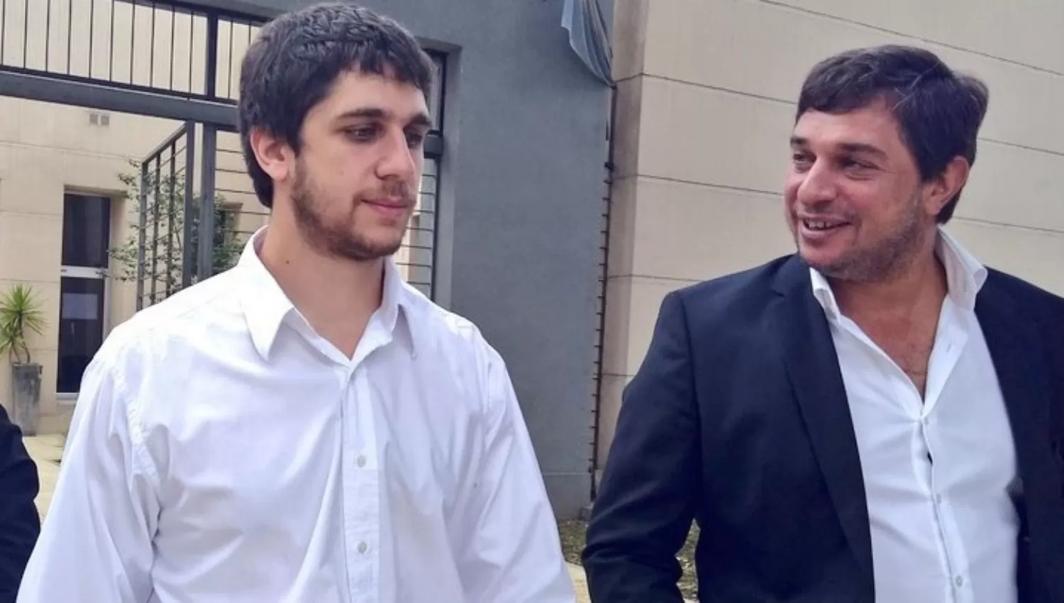 EN LA MORGUE JUDICIAL. Daniel Alperovich (izquierda) y su hermano Gabriel. FOTO DE JOSÉ ROMERO SILVA VÍA TWITTER