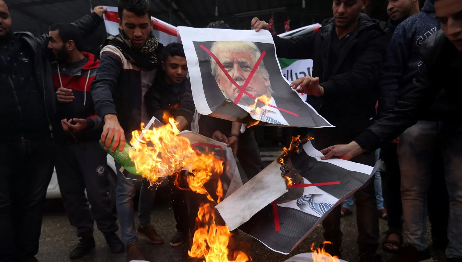 PROTESTAS. Palestinos queman fotos de Trump. REUTERS