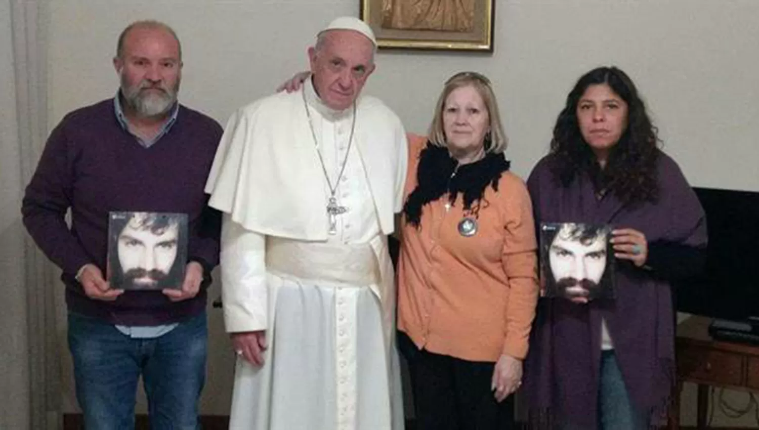 El papa Francisco, junto al hermano, la madre y la cuñada de Sergio Maldonado. FOTO TOMADA DE LANACION.COM.AR