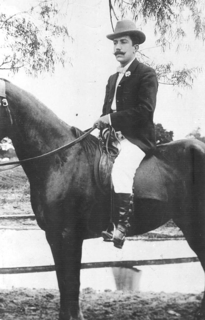 JULIO LÓPEZ MAÑÄN. El fotógrafo lo captó cabalgando por el parque del ingenio Santa Rosa, hacia 1910. 