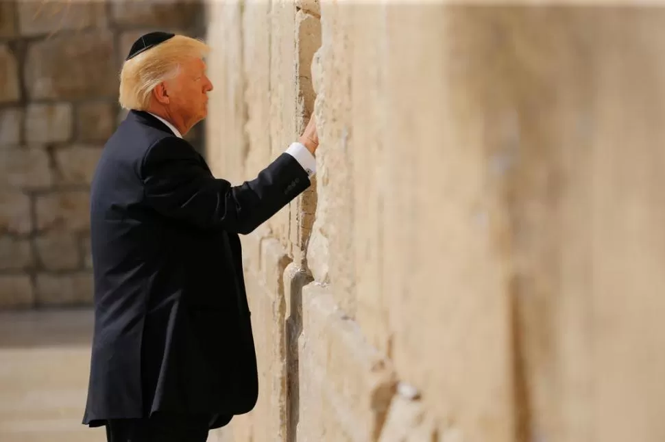 CIUDAD SANTA. Foto de archivo de Trump en el muro de los lamentos. Reuters