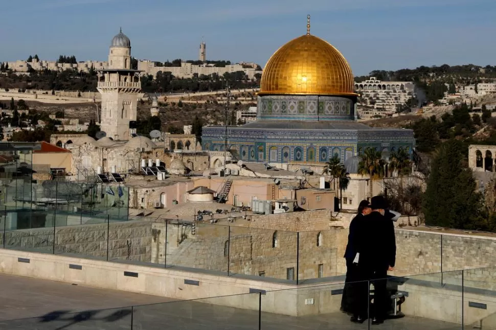CIUDAD SAGRADA PARA TRES RELIGIONES. Una vista de la Cúpula de la Roca y la Ciudad Vieja de Jerusalén. reuters 