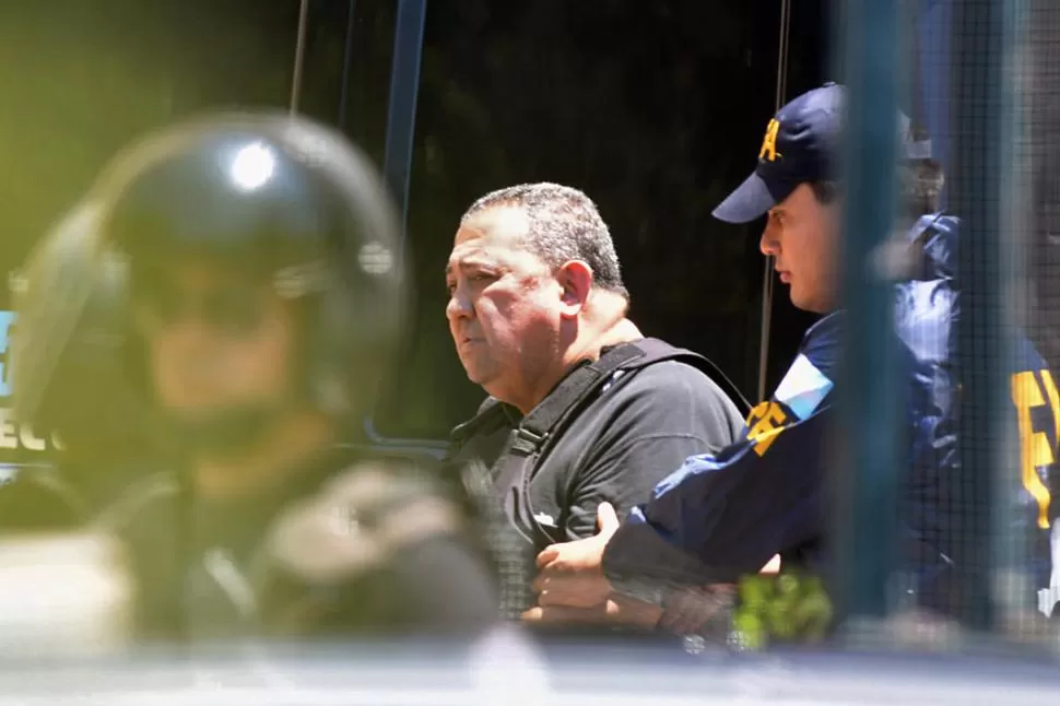 FURIOSO. D’Elía es escoltado por un oficial. Acusó a la “dictadura macrista”. 