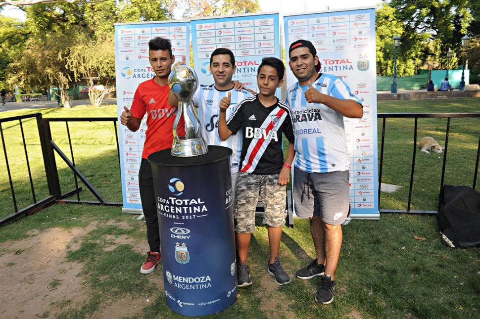 RIVALES SÍ; ENEMIGOS NO. Hinchas de Atlético y de River se sacaron fotos junto con la Copa Argentina, la gran atracción en la tarde del sábado, en Mendoza. LA GACETA / FOTO DE FRANCO VERA (ENVIADO ESPECIAL)