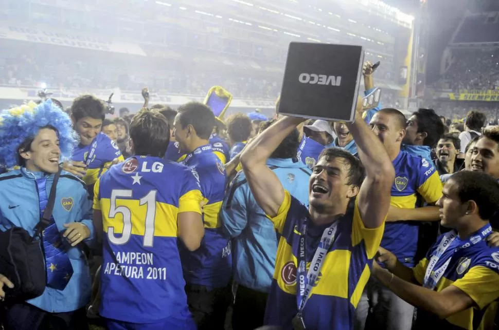EUFORIA “MILLONARIA”. Andrés D’Alessandro festeja con la Copa en la mano, tras ganarle a Central, en la última edición.  DyN (archivo)