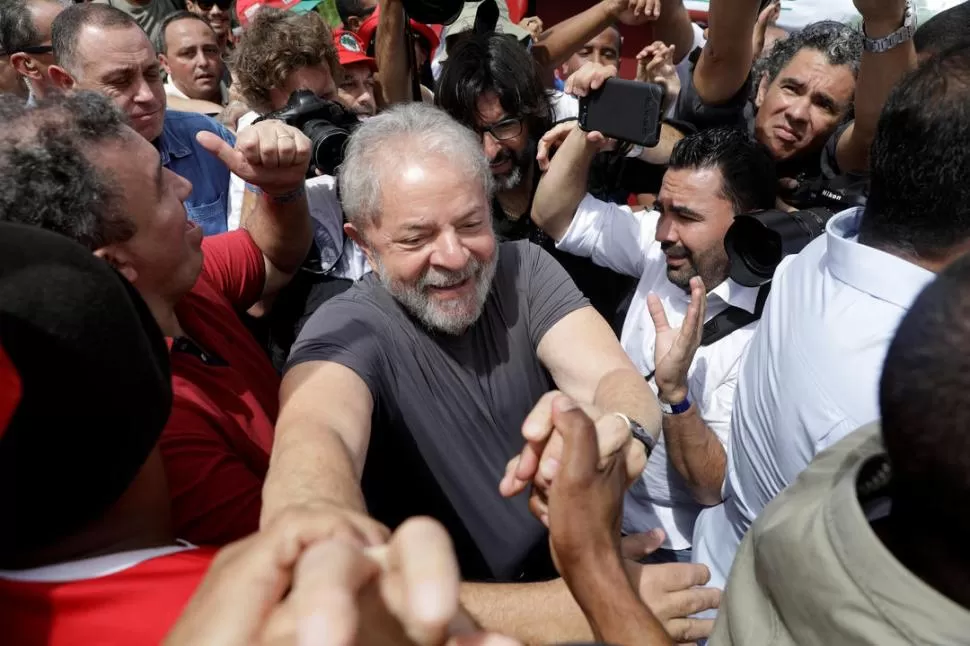 EN ITABORAI. Lula recibe saludos  en el complejo petroquímico.  