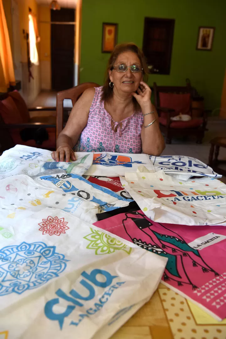 COLECCIONISTA. María Martínez de Sosa muestra las bolsas ecológicas de LA GACETA que tiene en su casa. LA GACETA / FOTO DE JOSÉ NUNO.-