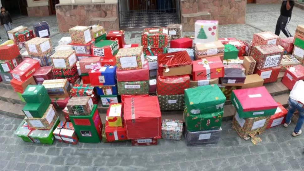 SOLIDARIOS. Las donaciones se guardan en cajas con motivos navideños. elintransigente.com
