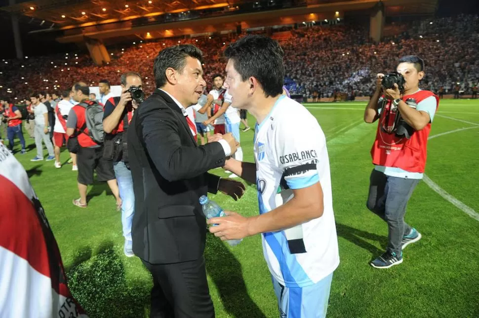 DOS GRANDES. Marcelo Gallardo y Luis Rodríguez se saludan amablemente.  la gaceta / foto de franco vera (enviado especial)