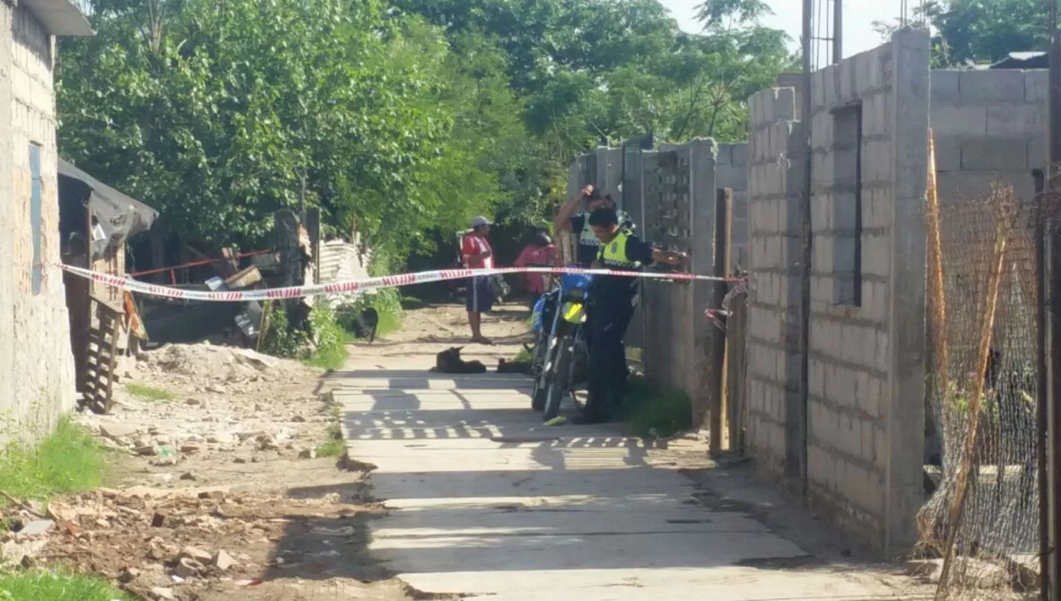 EN EL LUGAR. La Policía investiga el macabro crimen en San Cayetano. LA GACETA / INÉS QUINTEROS ORIO