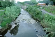 Las Talitas destinó un ATN para asear el canal Norte