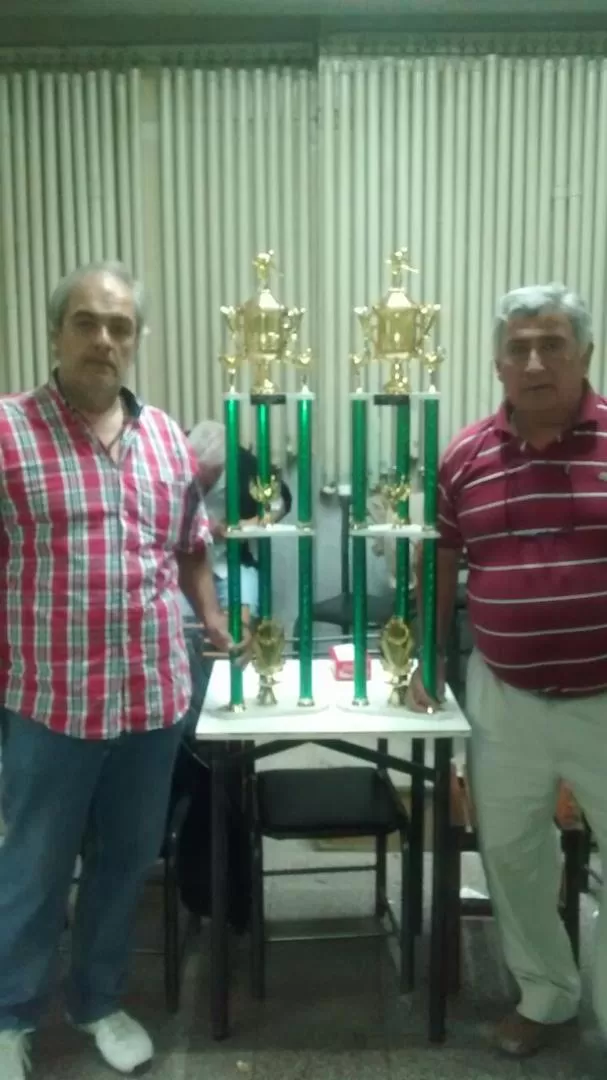 LOS CAMPEONES. Raúl Lobo (izquierda) y Eduardo Larrosa muestran sus trofeos. 
