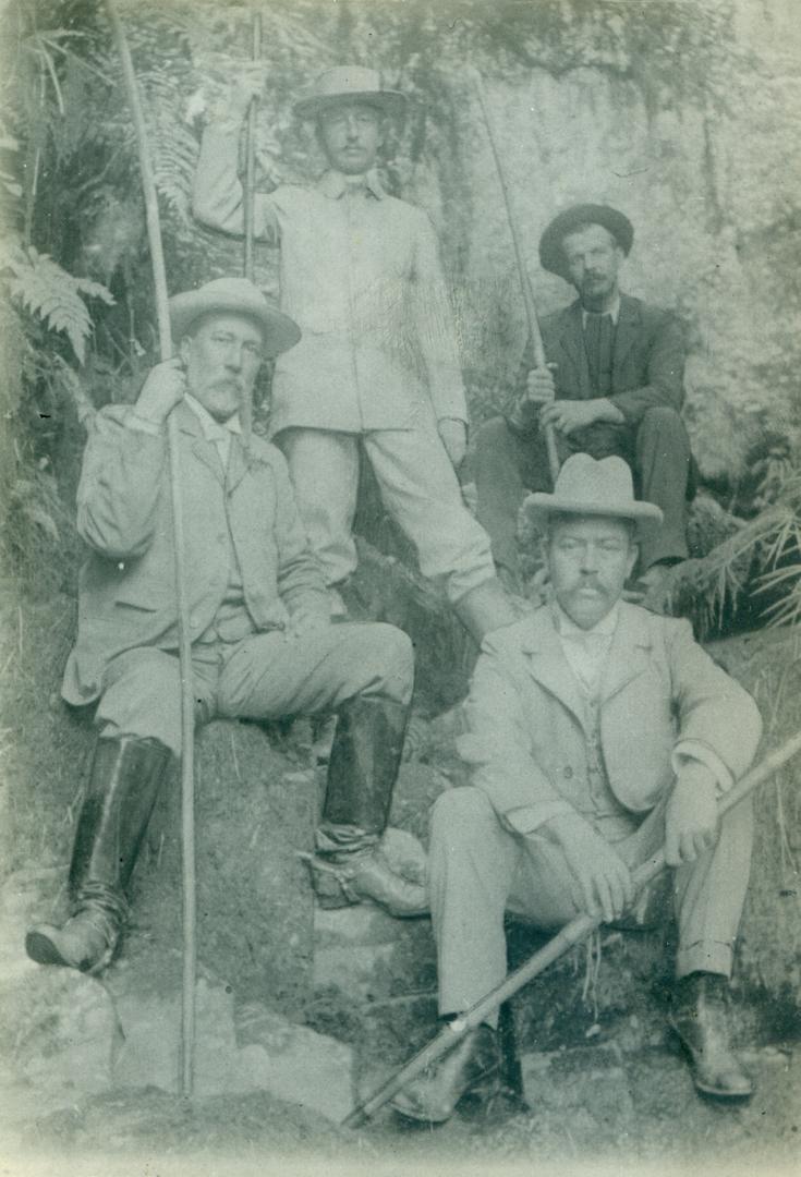 EVARISTO ETCHECOPAR. Fotografiado de pie, durante una excursión. A su lado, sentado, Ernesto Padilla. Adelante, también sentados, Zenón J. Santillán y Carlos Beaufrere. 
