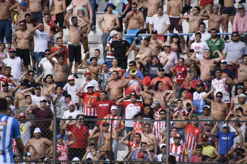 IMPACTANTE. Gran fervor mostraron los casi 3.000 hinchas de San Martín que ayer estuvieron en el estadio “23 de Agosto”. Una pasión que no tiene límites.  prensa casm