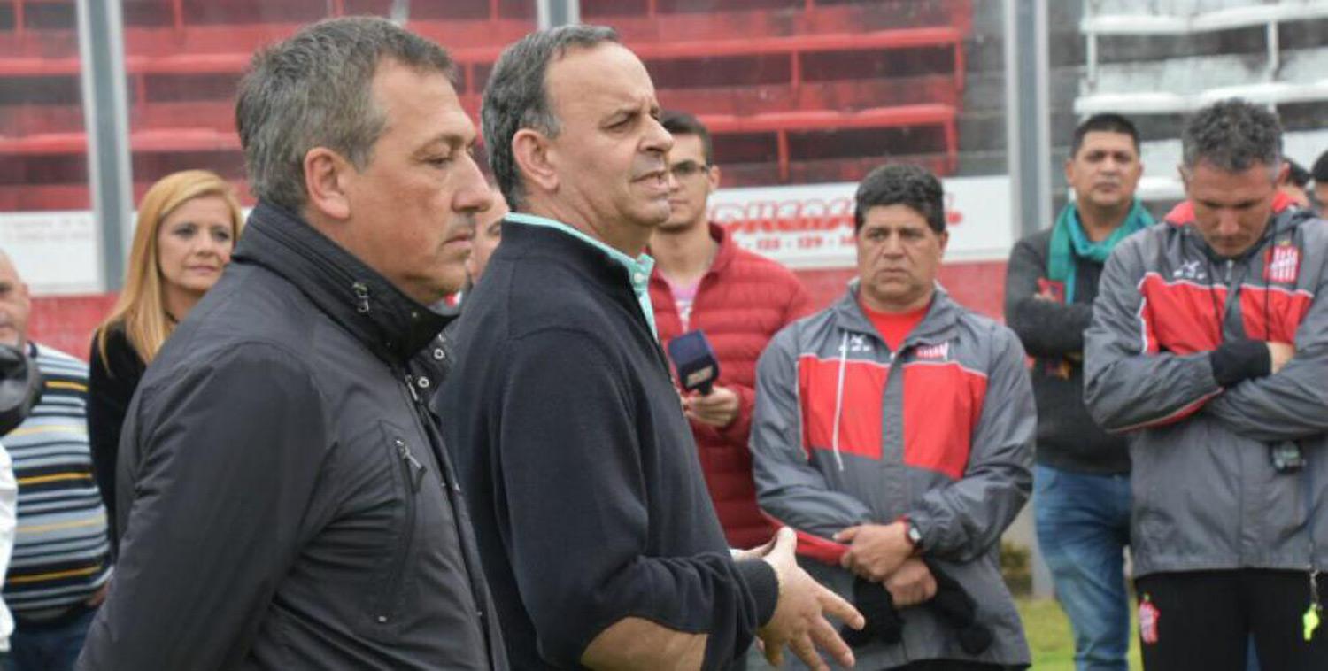 ENFRENTADOS. Mirkin presenta a Sagra como nuevo presidente de San Martín ante el plantel de Diego Cagna. (ARCHIVO)