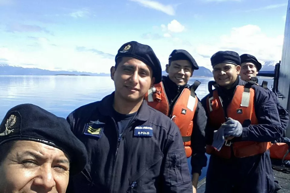 EN USHUAIA. García (segundo desde la derecha), junto a parte de la tripulación. FOTO GENTILEZA DE LA MADRE, VICTORIA MORALES.